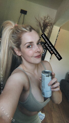 Feliz R. Nicole – A few worthwhile Insta pics from her recently, since otherwise nothing else is posted from her.