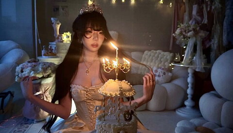 Feng nude photo 3
