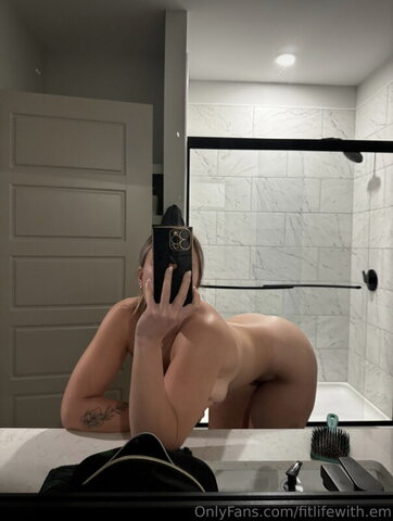 fitlifewith.em nude photo 11
