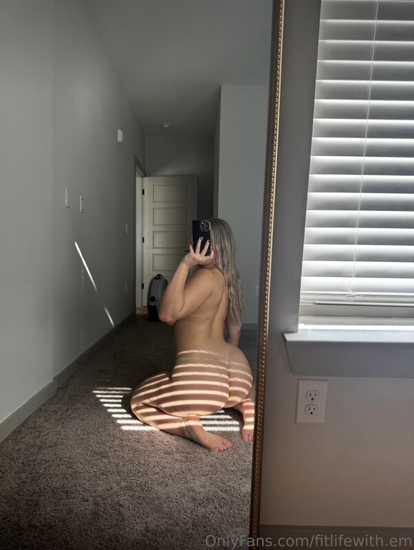 fitlifewith.em nude photo 4
