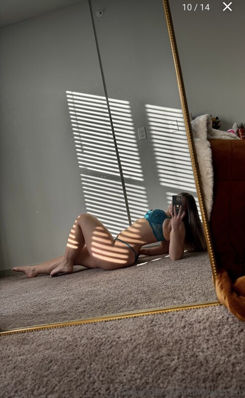 fitlifewith.em nude photo 18