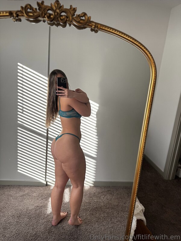 fitlifewith.em nude photo 19
