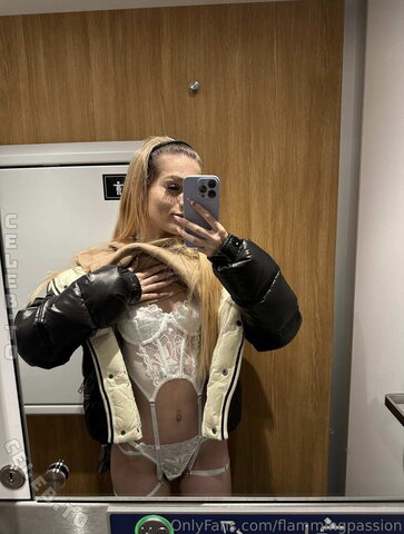 flammiiii nude photo 10