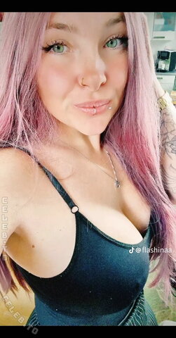 Flashinaa nude photo 5