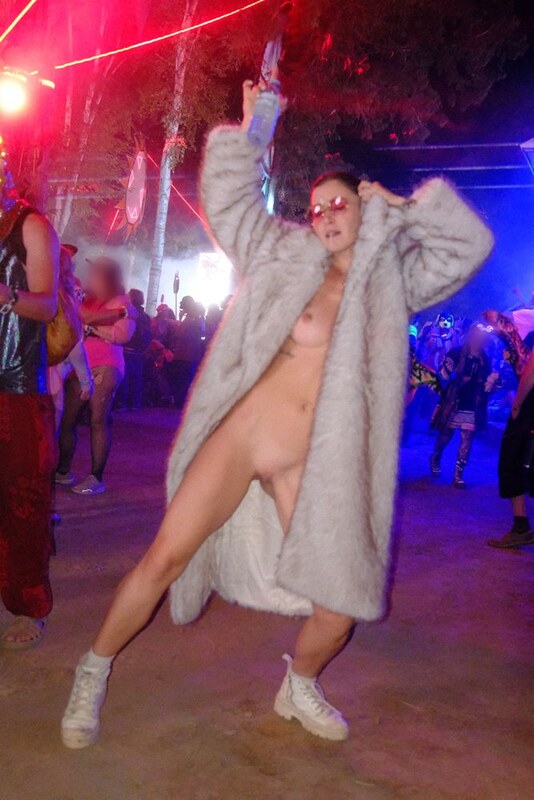 FlashingEmma nude photo 2