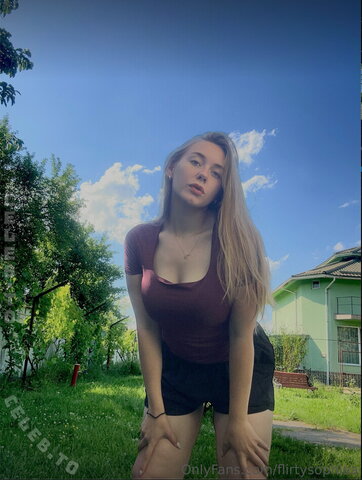 flirtysophiaa nude photo 5