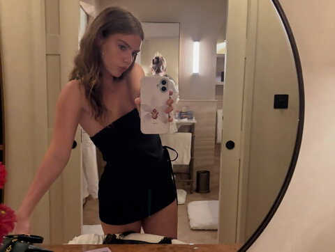 Florence Hunt nude photo 1