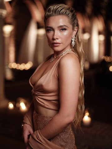 Florence Pugh Sexy (2 photos)