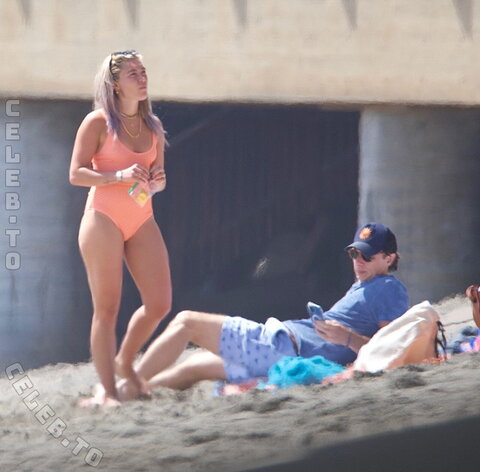 Florence Pugh – Beach in Malibu 04/07/2021