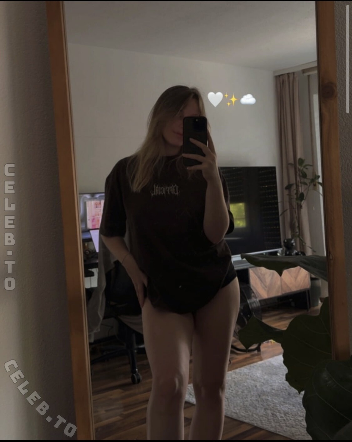 Foxynxdes nude photo 6