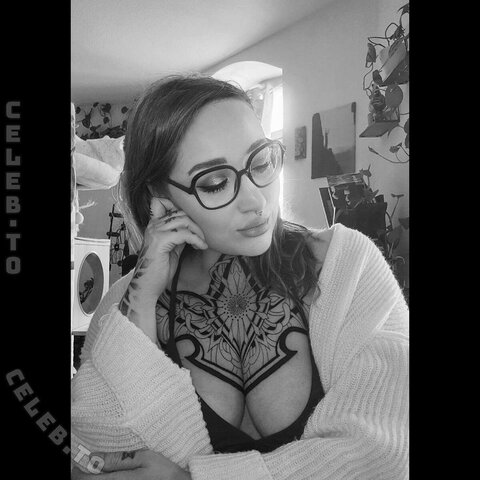 Frau Kopf nude photo 13