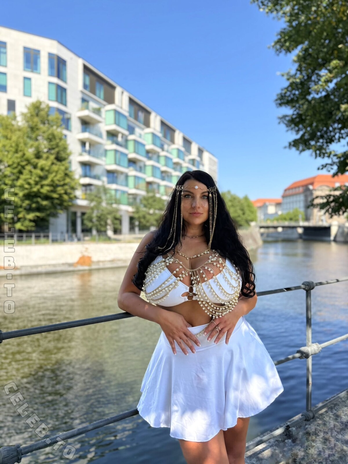 Frautramvai4ik nude photo 4