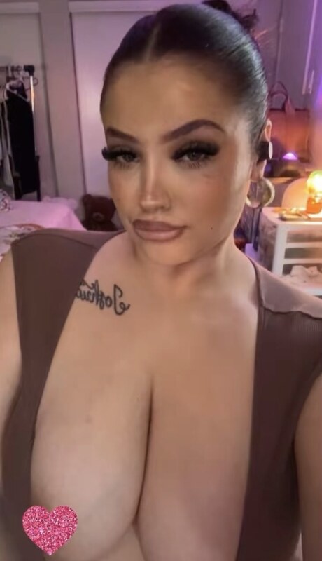 frennchhie nude photo 6