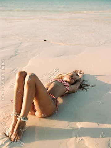 Frida Aasen nude photo 9