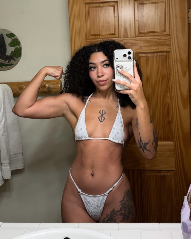 Frizzylifts nude photo 4