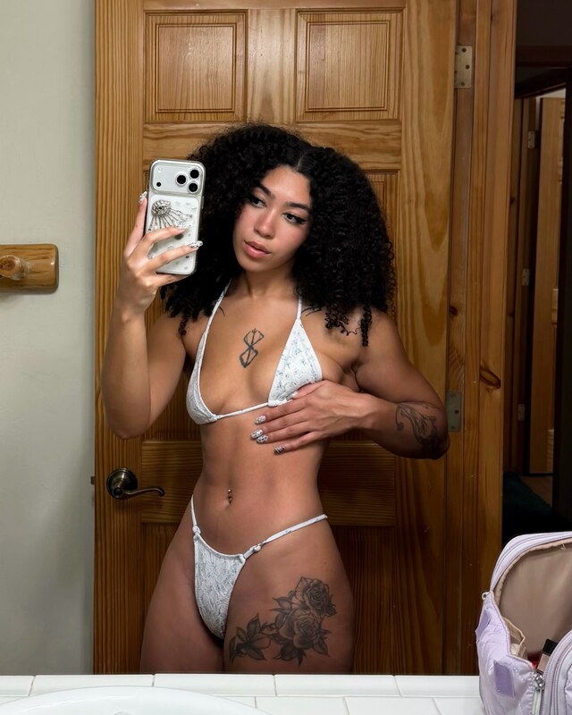 Frizzylifts nude photo 5