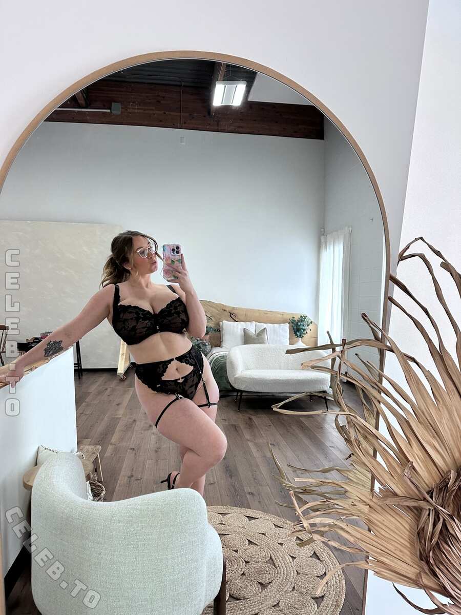 Fullerbustbestie nude photo 2