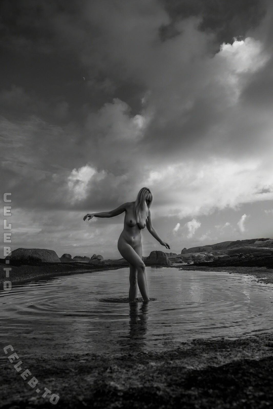 Genevieve Morton nude photo 4