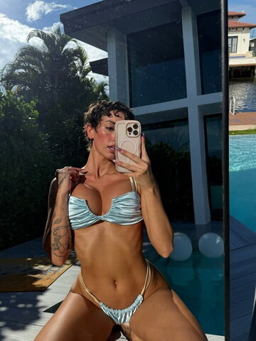 Gianna Evelyn Hot (4 photos)