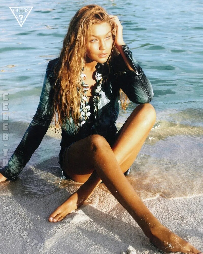 Gigi Hadid nude photo 4