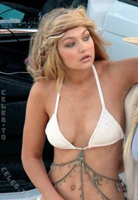 Gigi Hadid nude photo 10