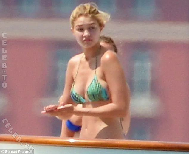 Gigi Hadid nude photo 3