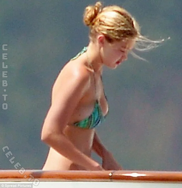 Gigi Hadid nude photo 7