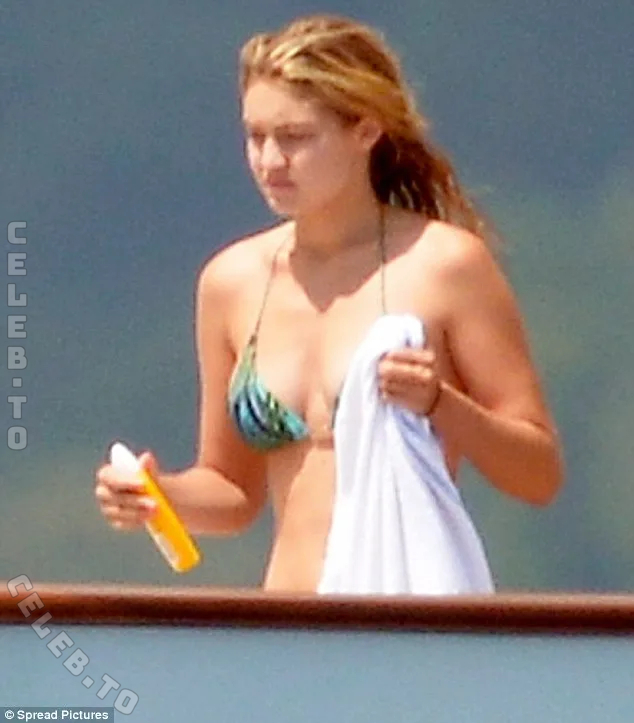 Gigi Hadid nude photo 15
