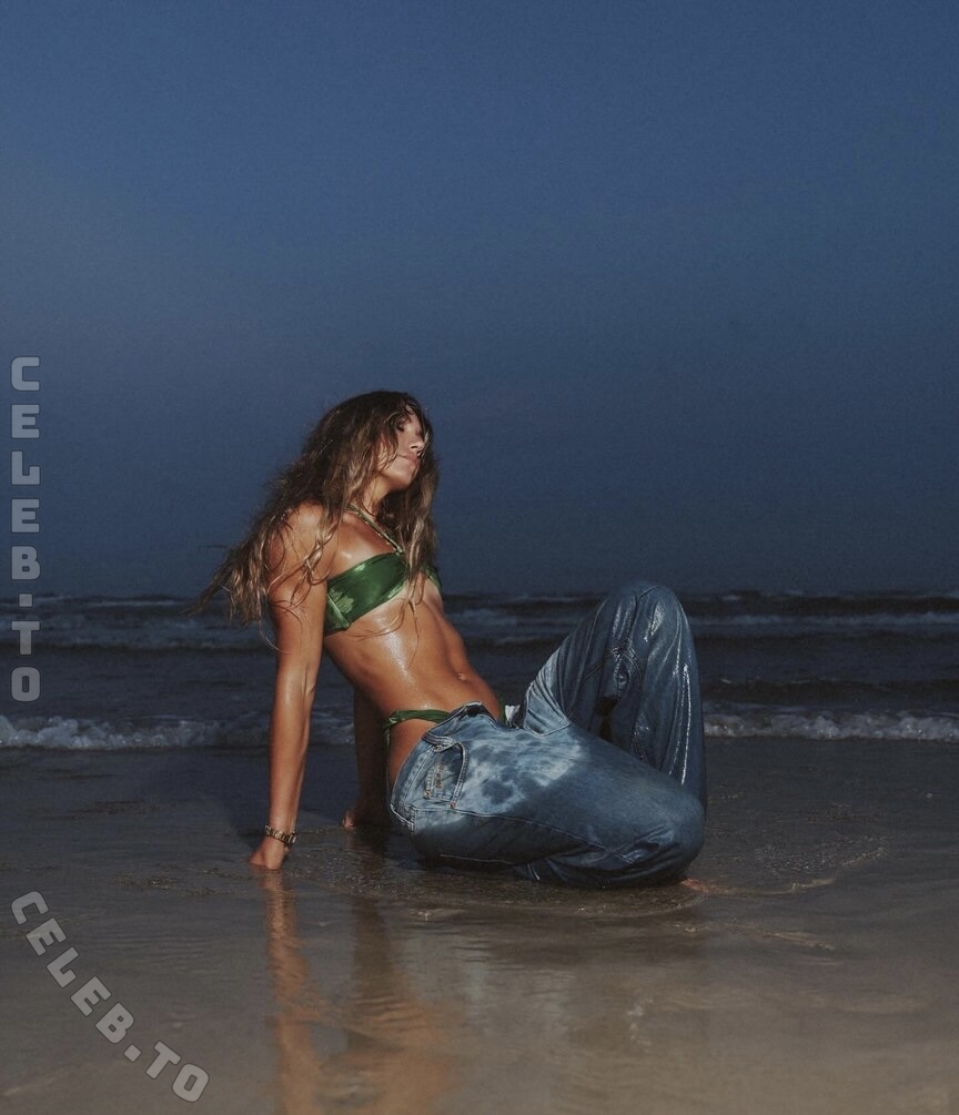 Gillian Snowden nude photo 2