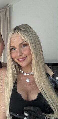 Gina Rühl – Hot cleavage