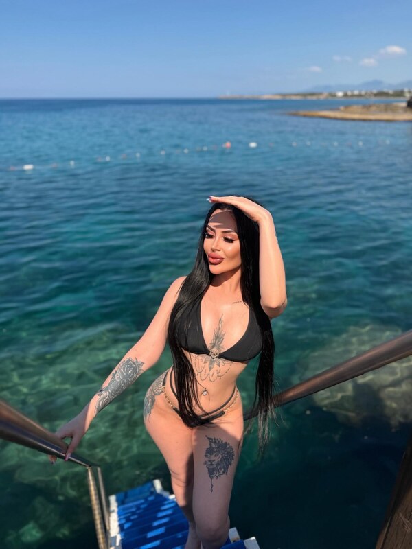 Gizem Bilgen nude photo 3