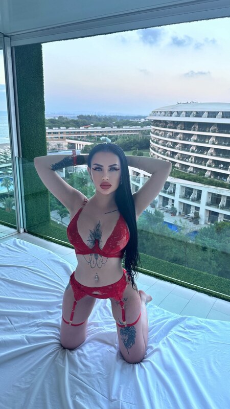 Gizem Bilgen nude photo 4
