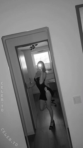 Goddess Norina nude photo 3