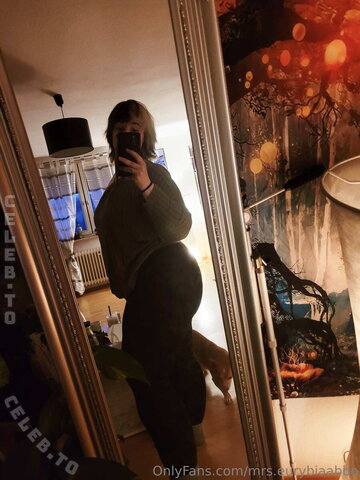 Goddess Victoria nude photo 2