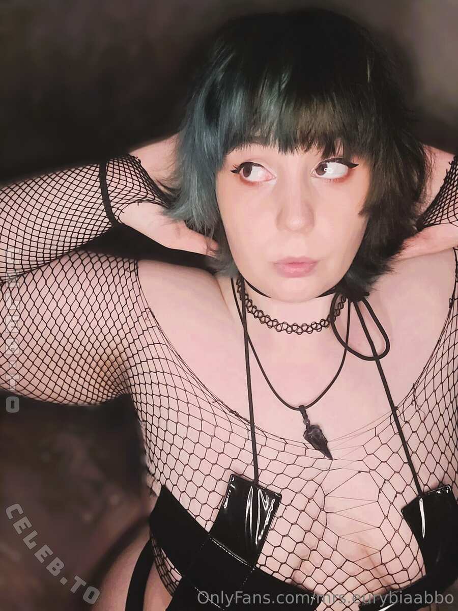 Goddess Victoria nude photo 4