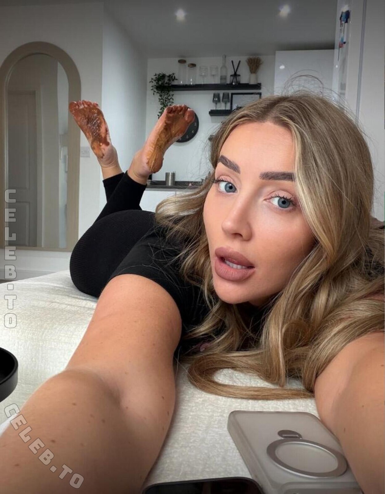 goddesshollyjones nude photo 3