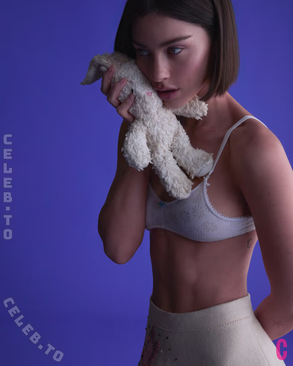 Gracie Abrams nude photo 6