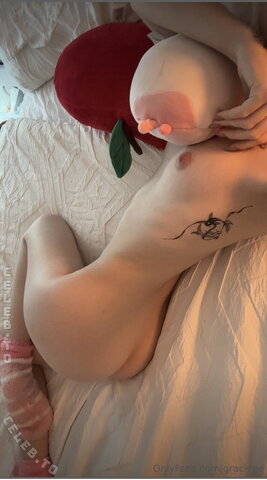 gracieee nude photo 13