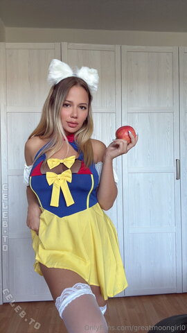 GreatMoonGirl – Snow White shows us her titties