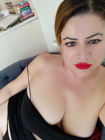 Gulay Uysal nude photo 4