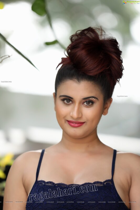 Gunjann Aras nude photo 3