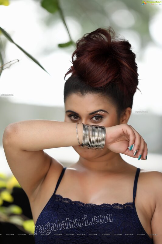 Gunjann Aras nude photo 5