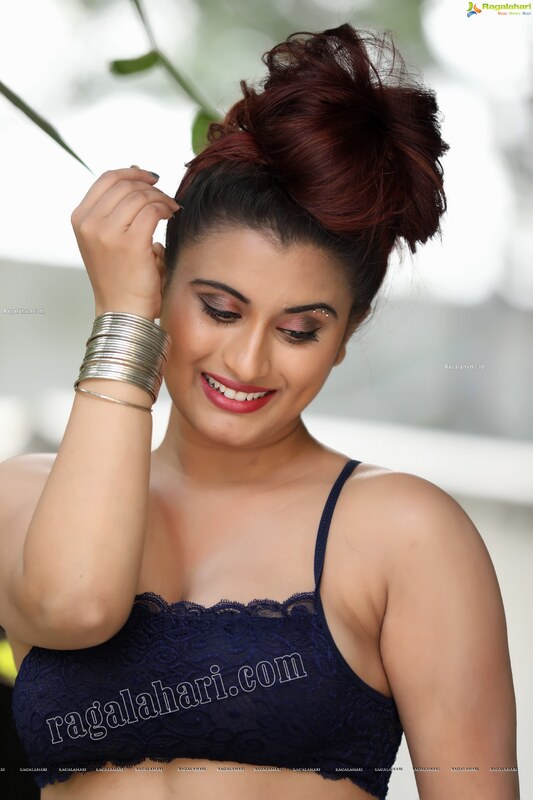 Gunjann Aras nude photo 6
