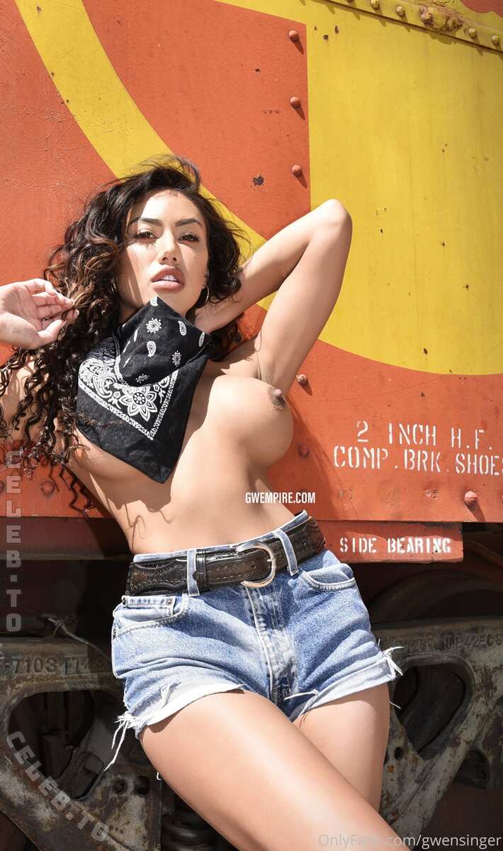Gwen Singer nude photo 7