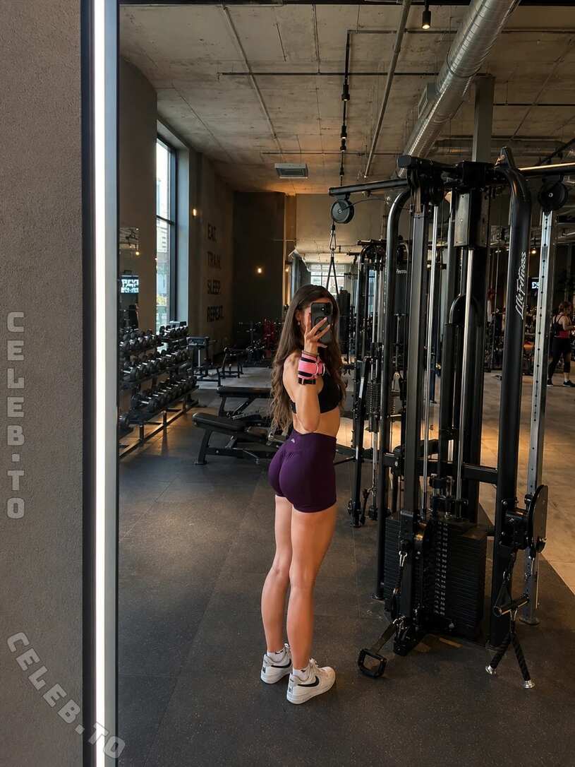 Gymgirllaura nude photo 5