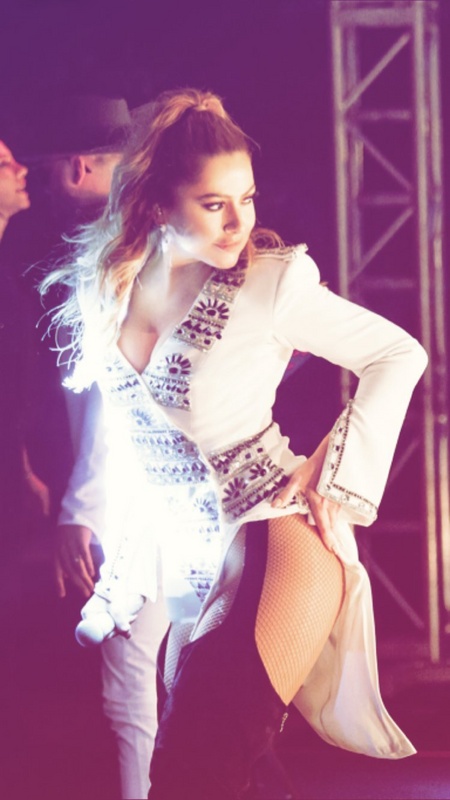 Hadise nude photo 22