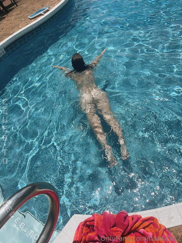 Haesicks – "I'm out of the ocean and into the pool! It's been so hot this week🔥 I need to do something to cool off 🥰"