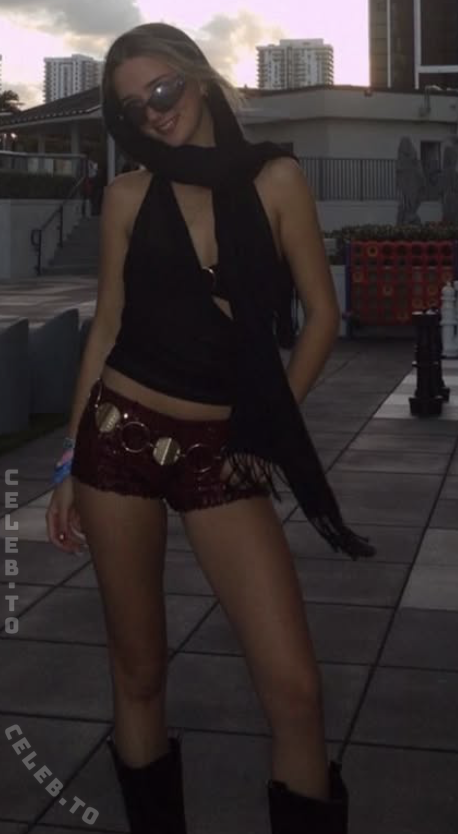 Hailee Roy nude photo 4