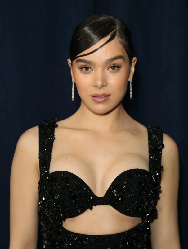 Hailee Steinfeld nude photo 9