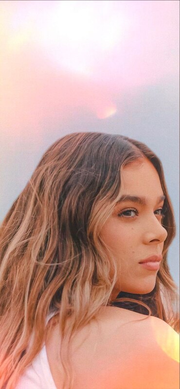 Hailee Steinfeld nude photo 18